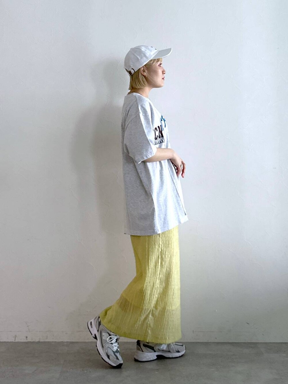 ホワイト系のTシャツ/カットソー、イエロー系のスカートを着用したレディースの夏コーディネートの3枚目の写真