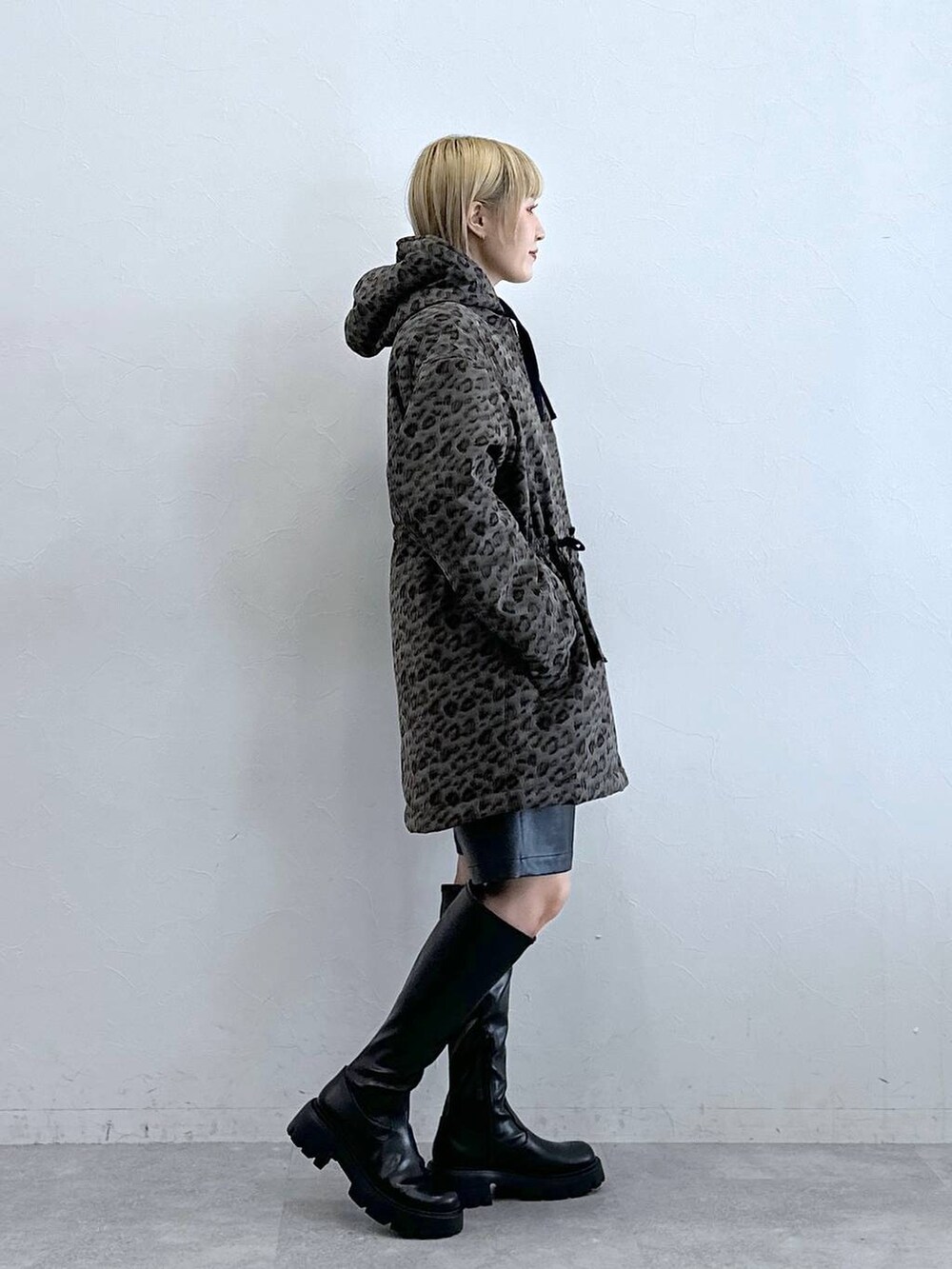 ブラック系のブーツ、ブラック系のスラックス、その他のダウンジャケット/コートを着用したレディースの秋コーディネートの5枚目の写真