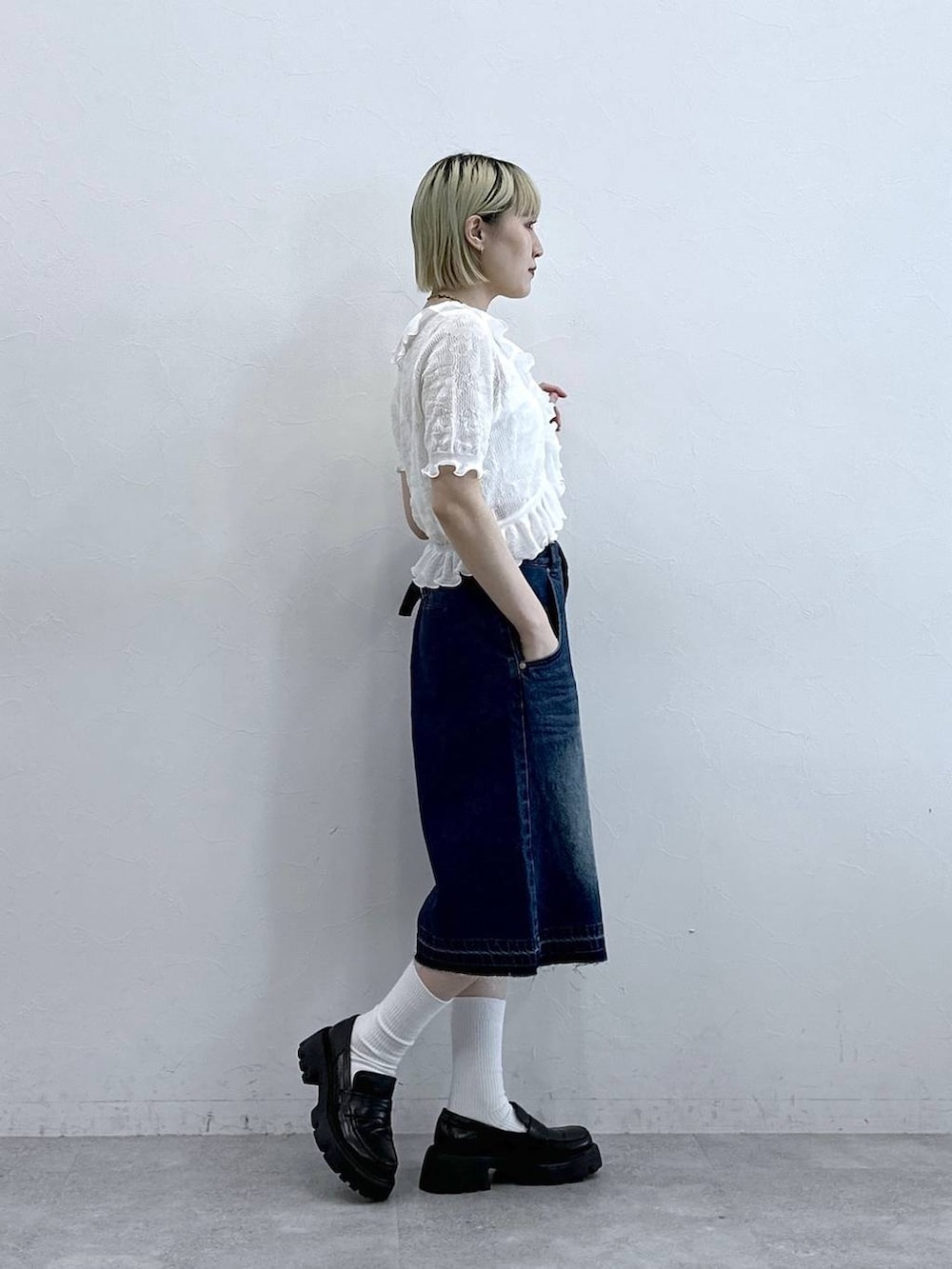 ブルー系のデニムパンツ、ブラック系のローファー、ホワイト系のカーディガン/ボレロを着用したレディースの夏コーディネートの4枚目の写真