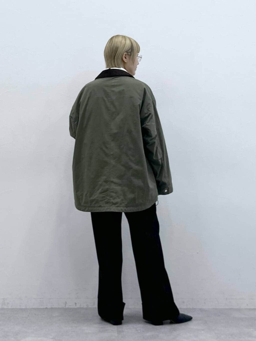 ホワイト系のシャツ/ブラウス、ブラウン系のスラックスを着用したレディースの冬コーディネートの6枚目の写真