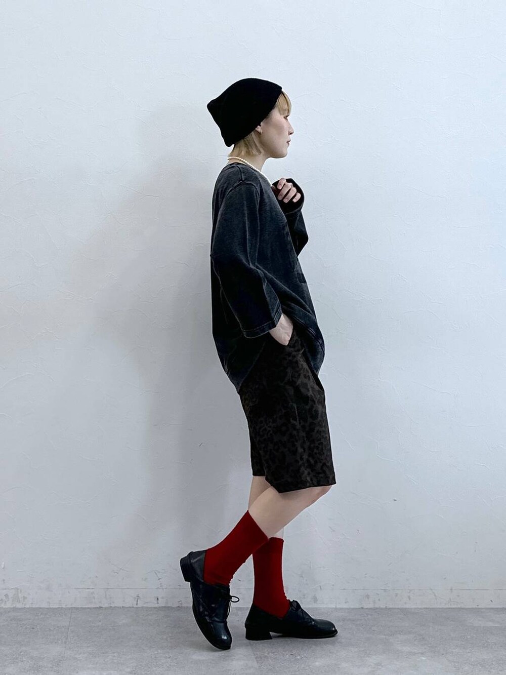 ブラック系のスウェット、グレー系のスラックス、ブラック系のニットキャップ/ビーニーを着用したレディースの秋コーディネートの5枚目の写真