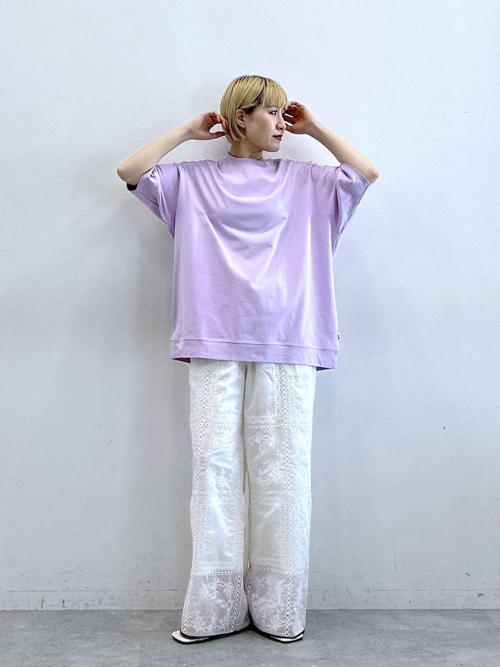 パープル系のTシャツ/カットソー、ホワイト系のその他パンツを着用したレディースの春コーディネートの3枚目の写真