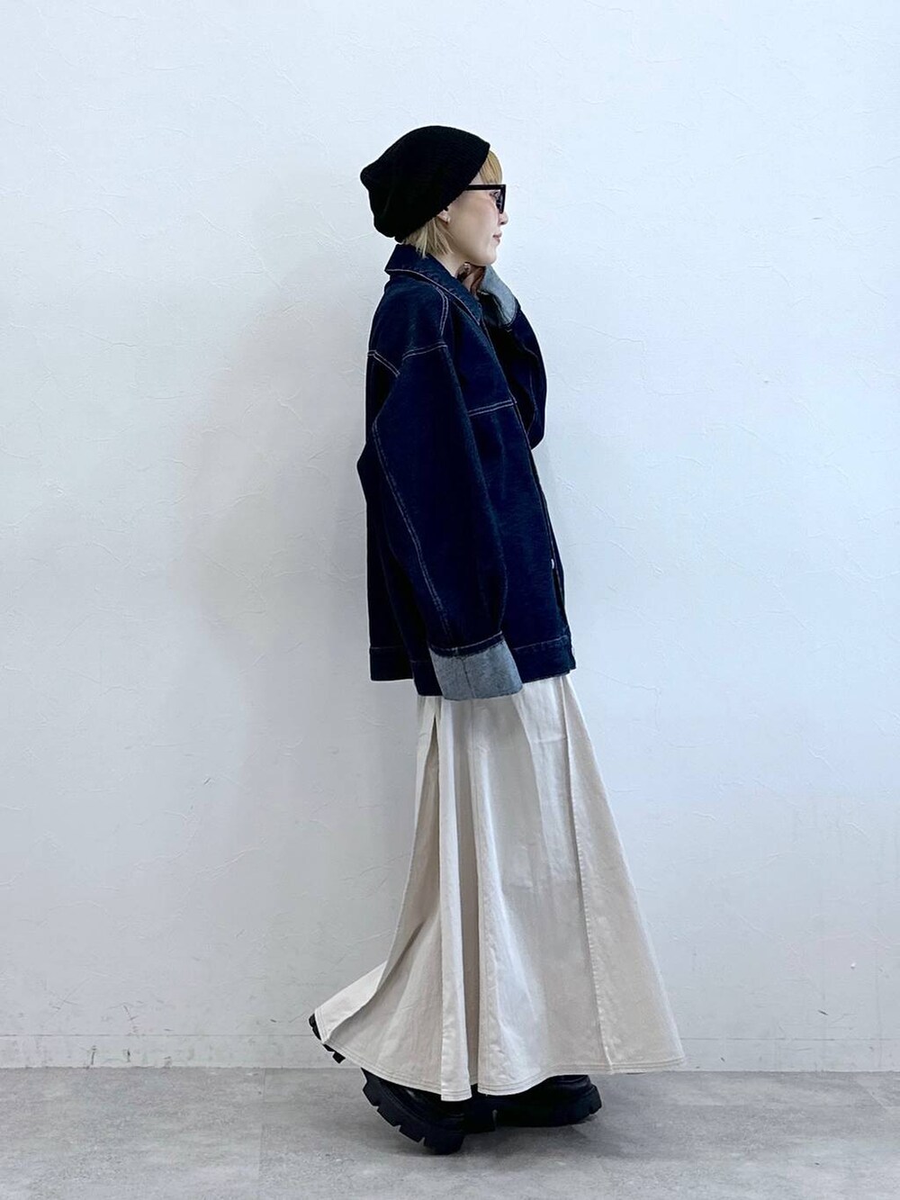 ブラック系のローファー、ブルー系のデニムジャケット、ホワイト系のスカートを着用したレディースの夏コーディネートの6枚目の写真