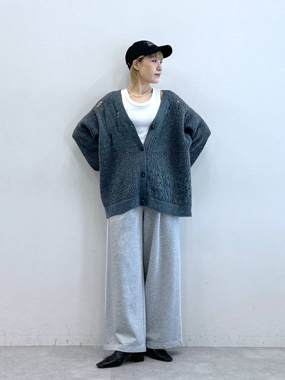 ブルー系のカーディガン/ボレロ、グレー系のスウェットパンツ、ブラック系のキャップを着用したレディースの夏コーディネートの4枚目の写真
