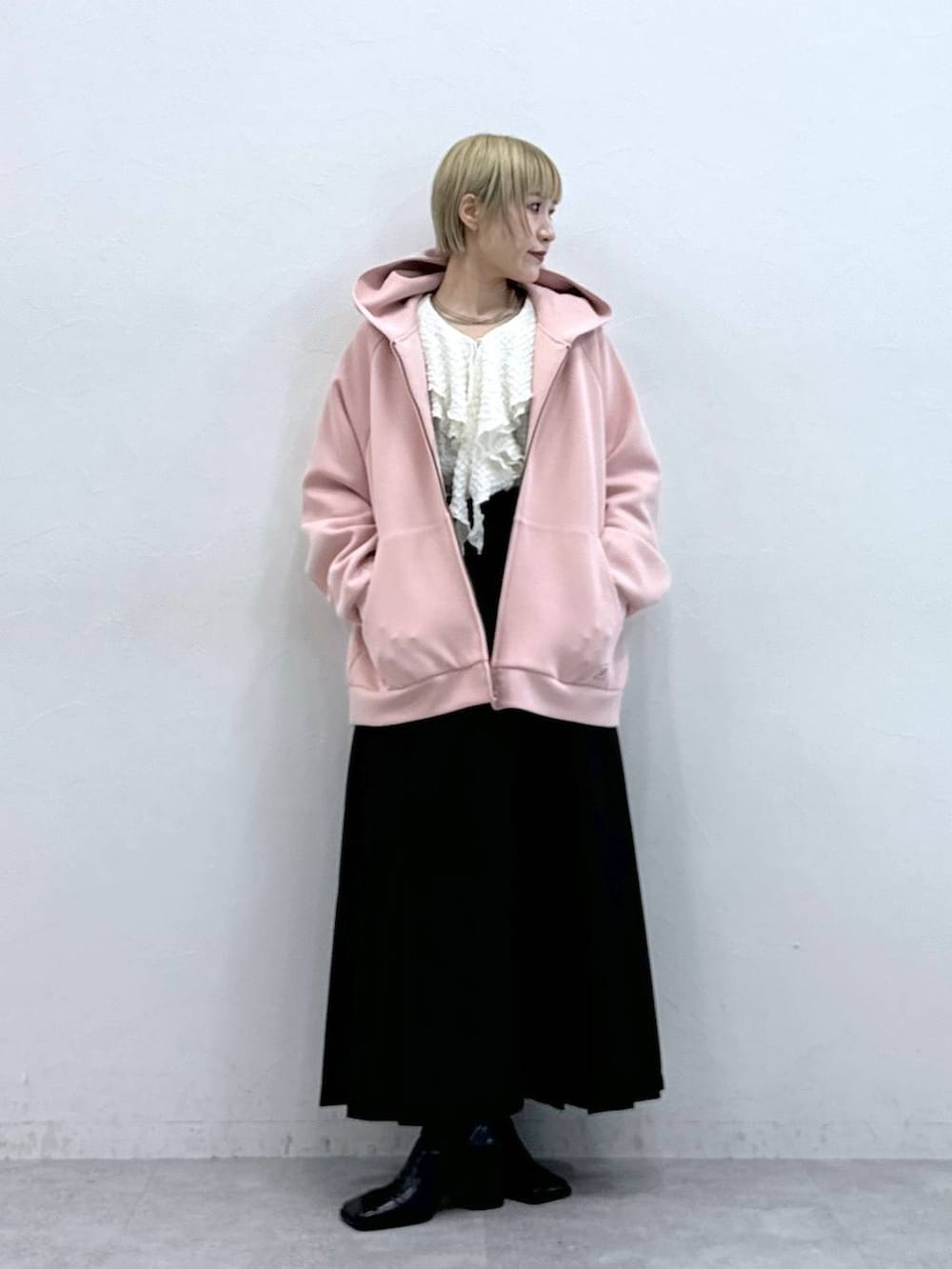 ブラウン系のスカート、ホワイト系のシャツ/ブラウス、その他のパーカーを着用したレディースの秋コーディネートの2枚目の写真