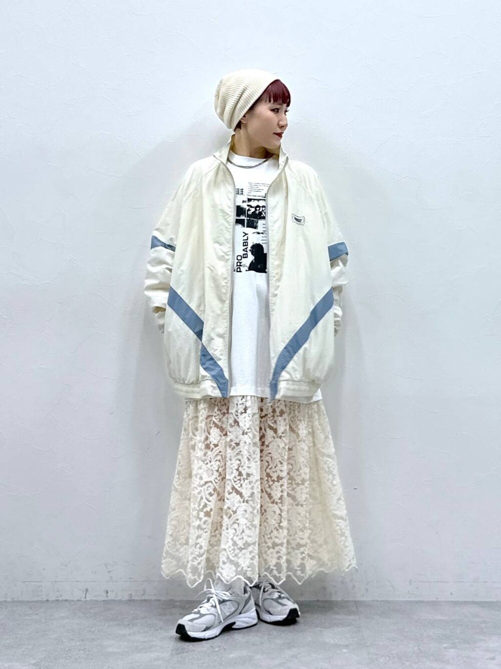 ホワイト系のブルゾン、ホワイト系のワンピースを着用したレディースの春コーディネートの3枚目の写真