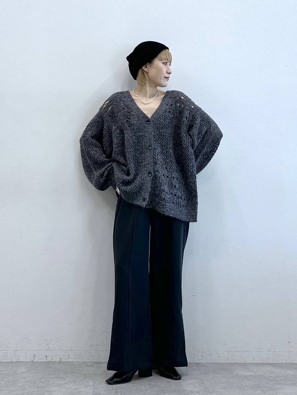 グレー系のカーディガン/ボレロ、その他のスラックス、ブラック系のニットキャップ/ビーニーを着用したレディースの秋コーディネートの2枚目の写真