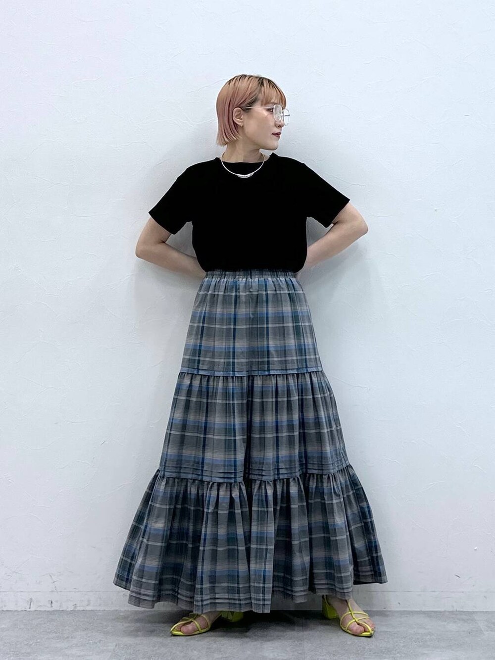 ブラック系のTシャツ/カットソー、シルバー系のネックレス、ブラック系のメガネを着用したレディースの春コーディネートの2枚目の写真
