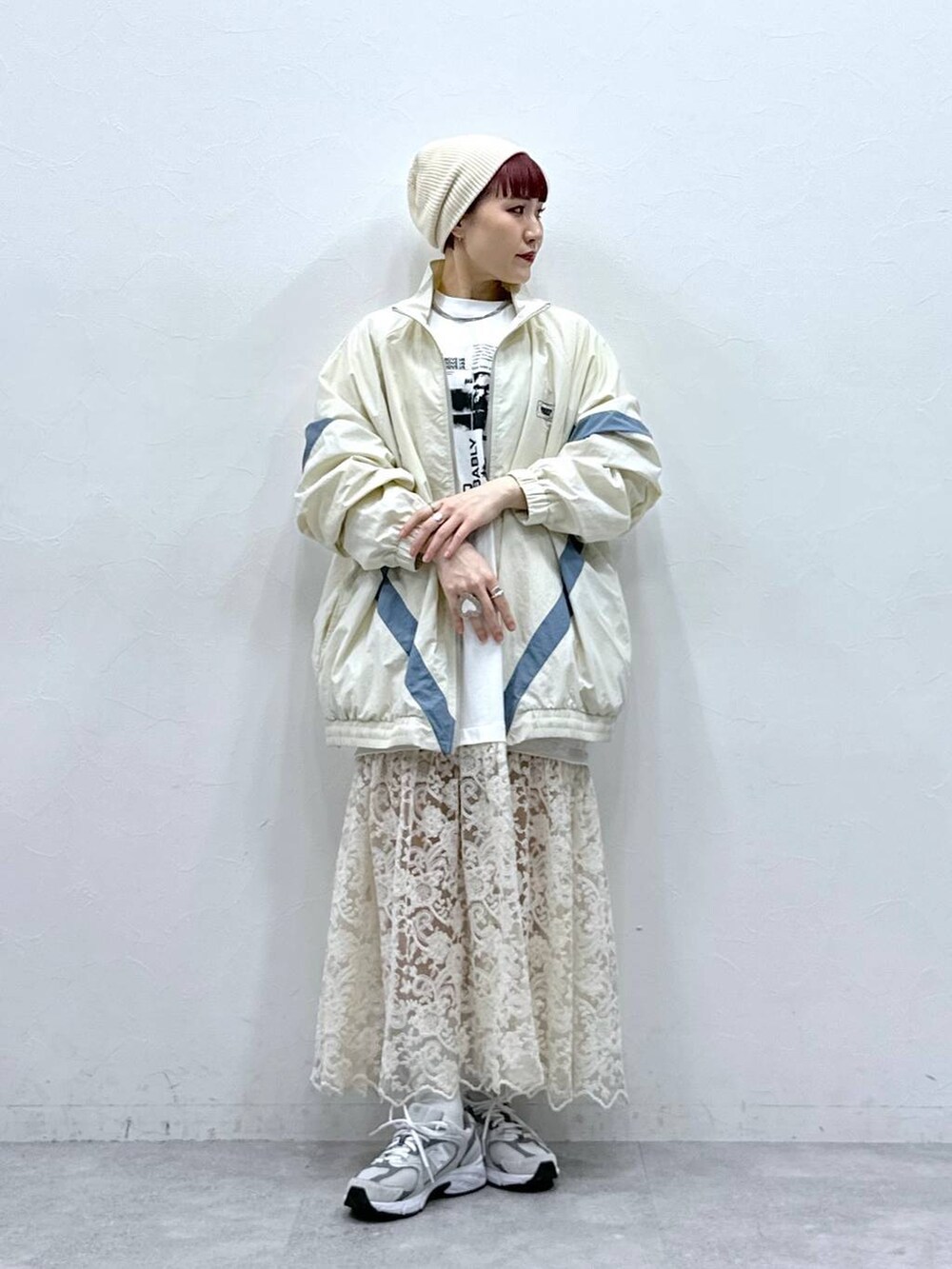 ホワイト系のブルゾン、ホワイト系のワンピースを着用したレディースの春コーディネートの2枚目の写真