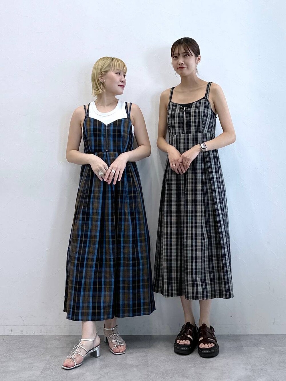 ブラック系のワンピース、ブルー系のワンピース、シルバー系のサンダルを着用したレディースの夏コーディネートの2枚目の写真