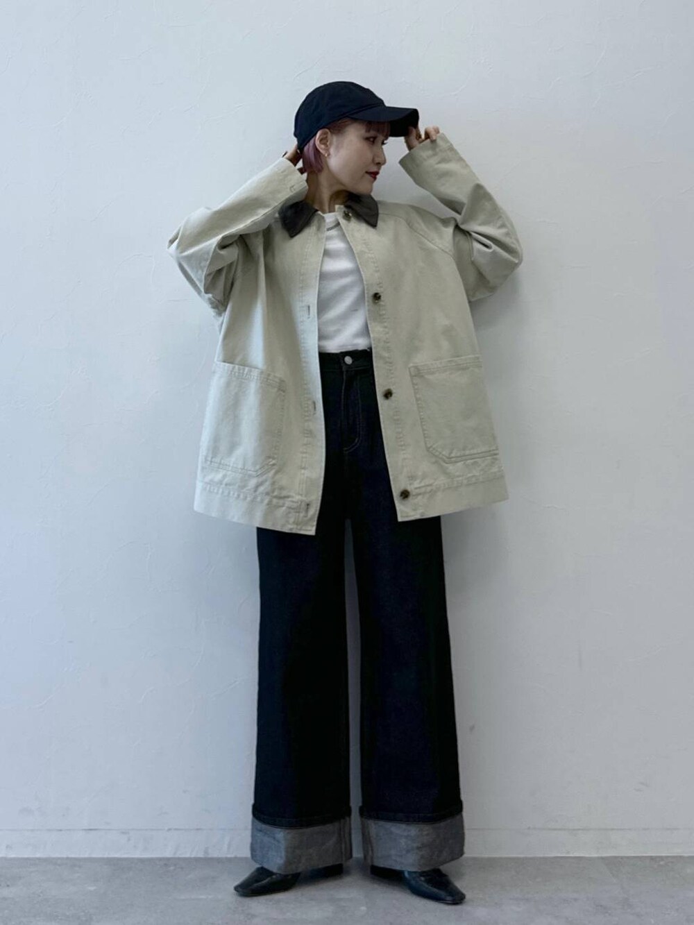 ブラック系のキャップを着用したレディースの冬コーディネートの2枚目の写真