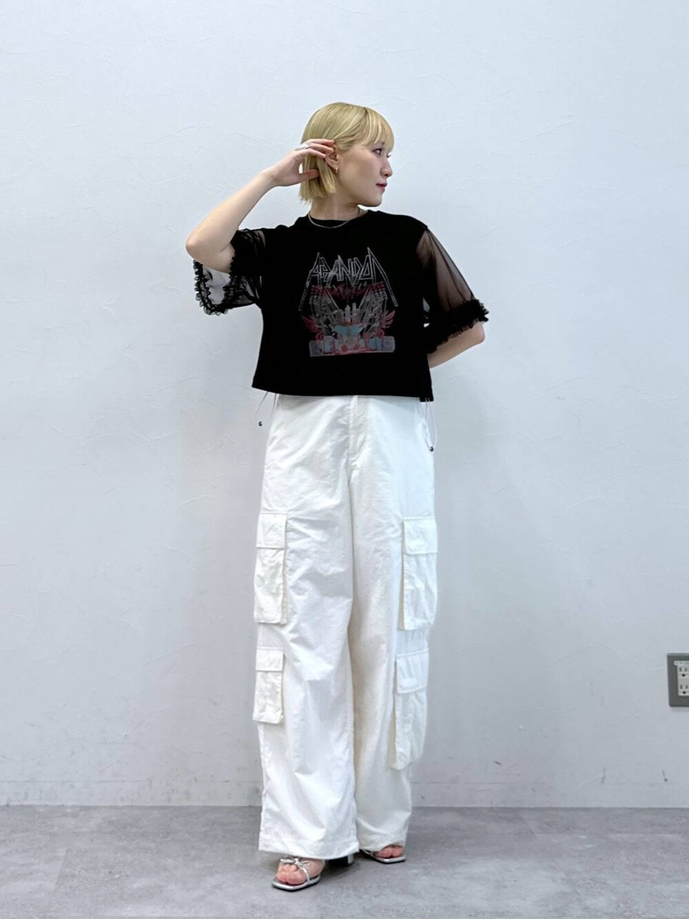 シルバー系のサンダル、ホワイト系のカーゴパンツ、ブラック系のTシャツ/カットソーを着用したレディースの夏コーディネートの4枚目の写真