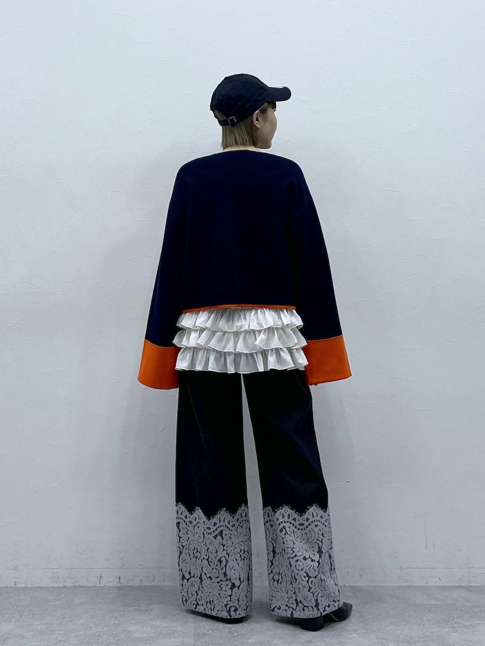 ホワイト系のキャミソール、ブルー系のカーディガン/ボレロ、ブラック系のデニムパンツを着用したレディースの冬コーディネートの6枚目の写真