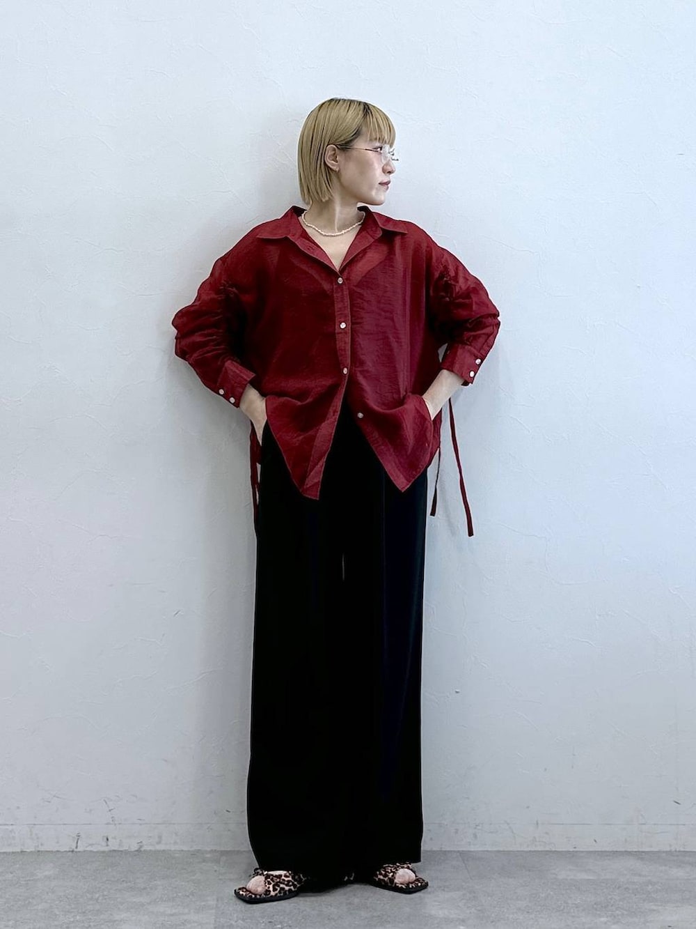 「RAGEBLUEのイージーワイドストレートスラックス/セットアップ対応（スラックス、ブラック系）」を使った、たけおさん（レディース・157cm）の夏コーディネートの3枚目の写真
