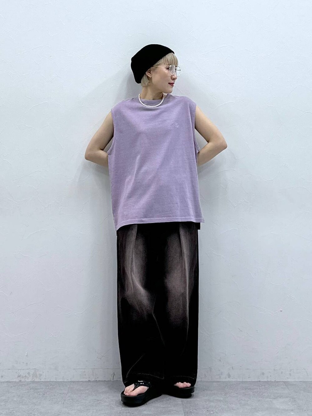 ブラック系のデニムパンツ、パープル系のTシャツ/カットソー、ブラック系のサンダルを着用したレディースの夏コーディネートの2枚目の写真