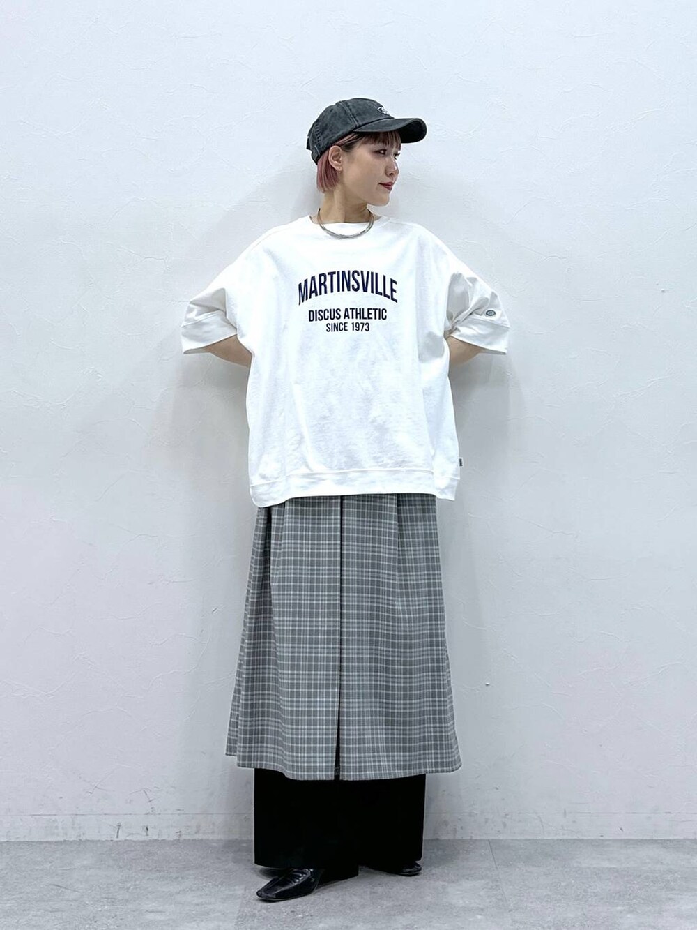 ホワイト系のTシャツ/カットソー、グレー系のワンピース、ブラック系のスラックスを着用したレディースの春コーディネートの3枚目の写真