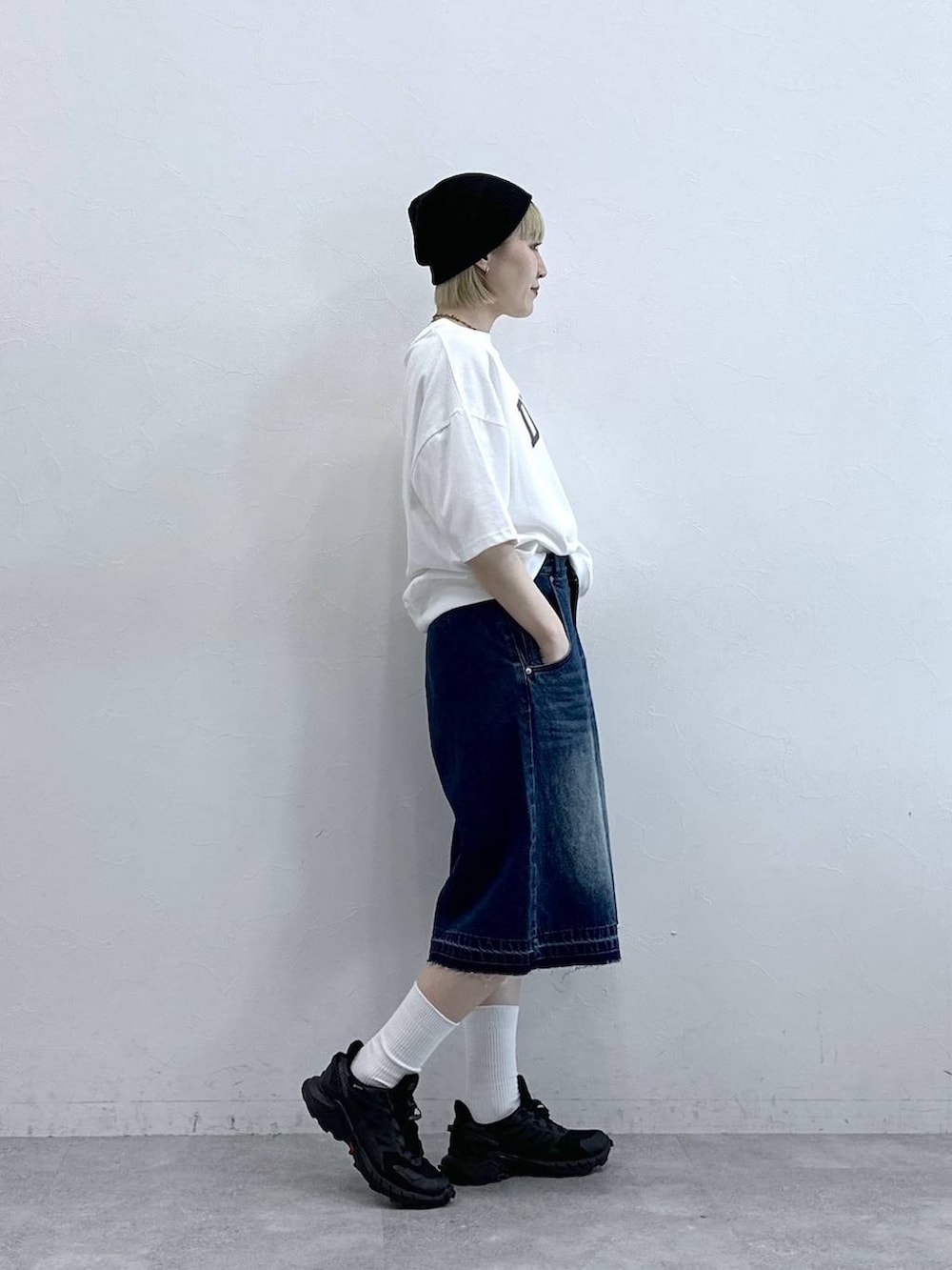 ブルー系のデニムパンツ、ホワイト系のTシャツ/カットソー、ブラック系のニットキャップ/ビーニーを着用したレディースの夏コーディネートの5枚目の写真