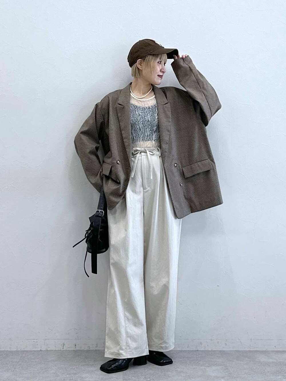 ホワイト系のTシャツ/カットソー、ブラウン系のテーラードジャケット、ブラック系のショルダーバッグを着用したレディースの秋コーディネートの2枚目の写真