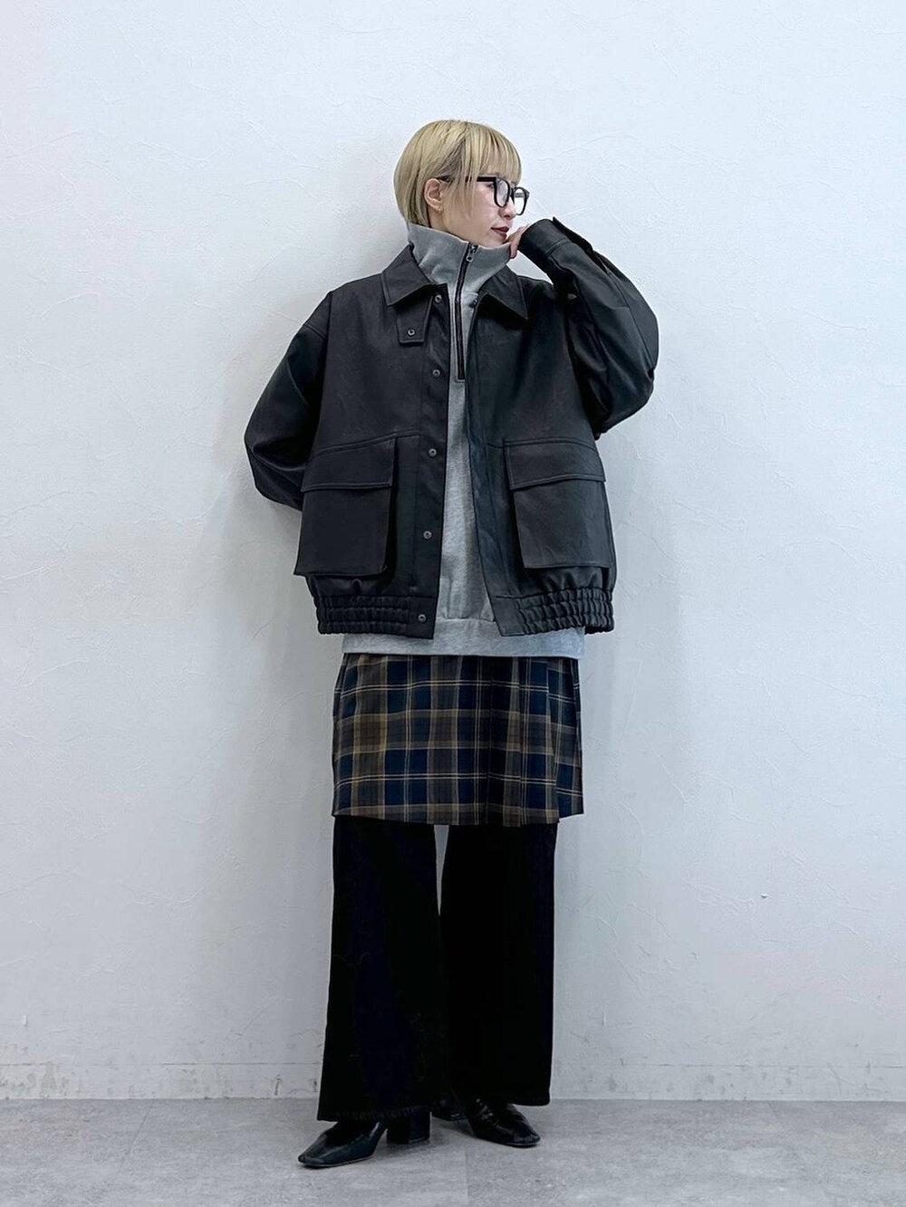 ブラック系のデニムパンツ、グレー系のスウェット、ブラウン系のブルゾンを着用したレディースの秋コーディネートの2枚目の写真