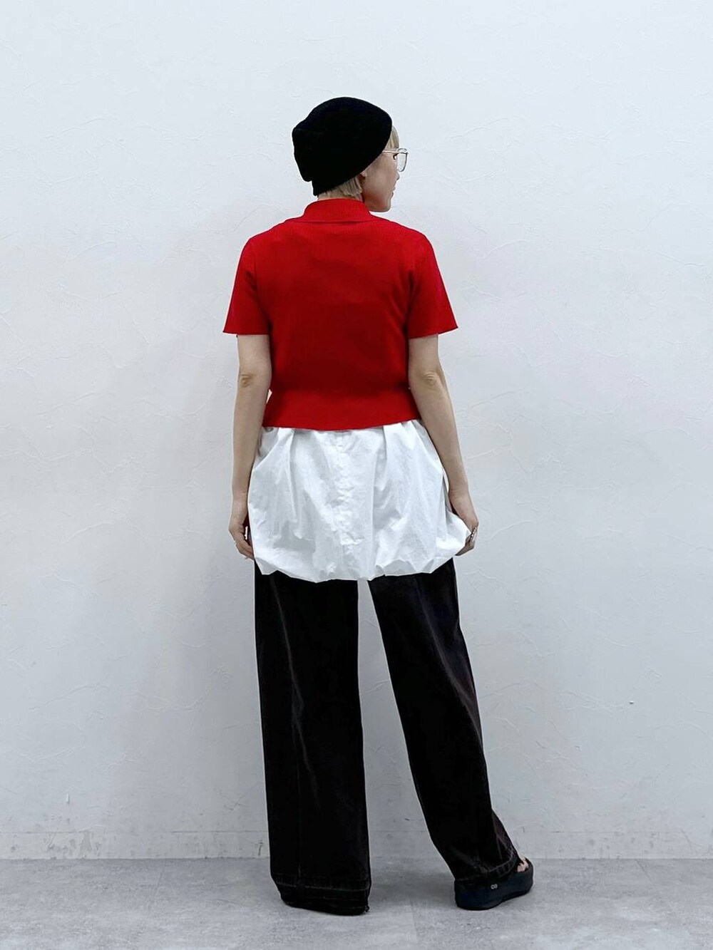ブラック系のデニムパンツ、レッド系のニット/セーター、ホワイト系のワンピースを着用したレディースの夏コーディネートの5枚目の写真