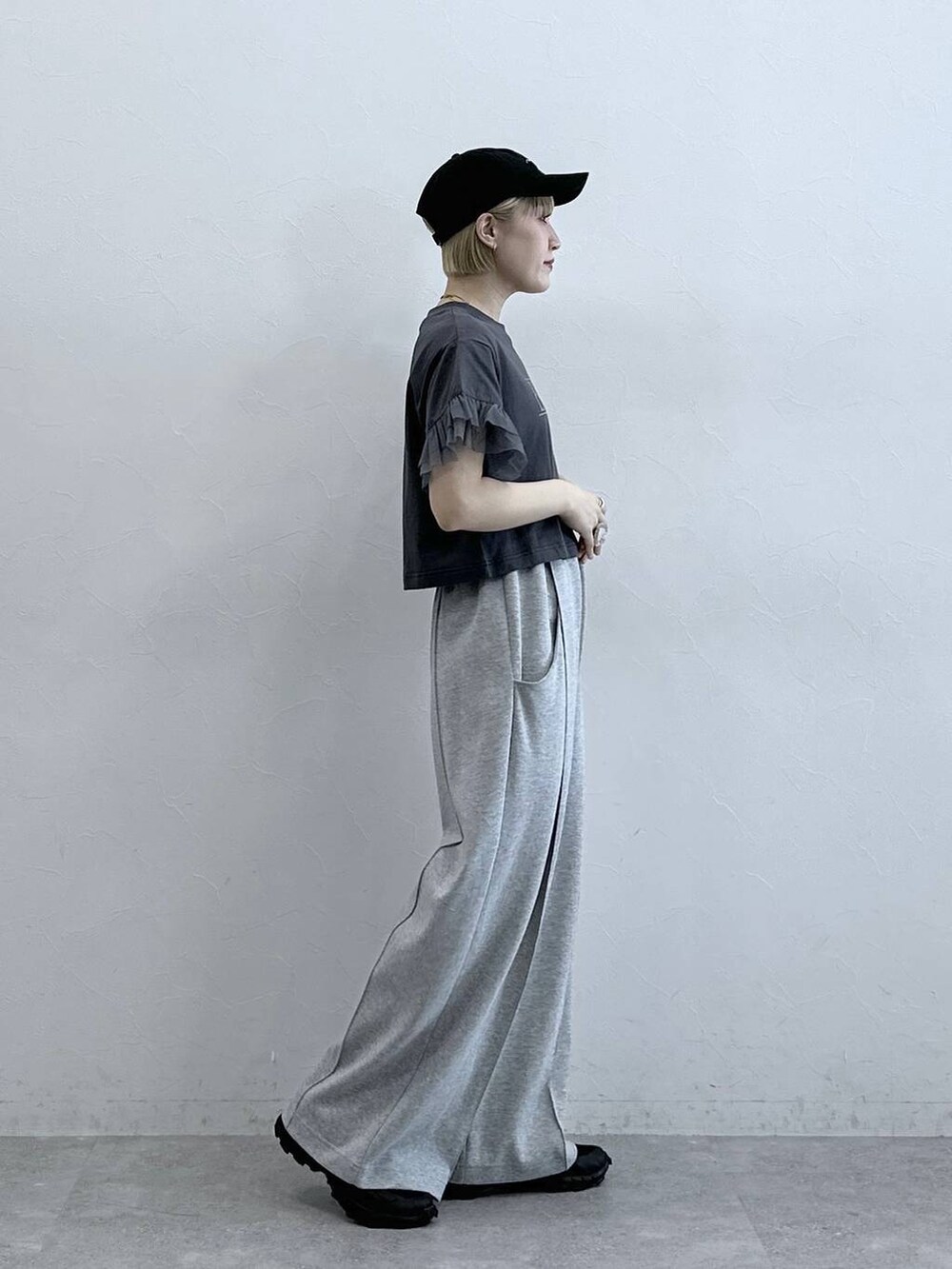 グレー系のスウェットパンツ、グレー系のTシャツ/カットソーを着用したレディースの春コーディネートの4枚目の写真