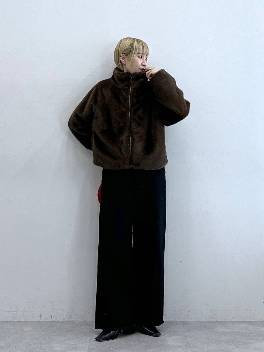 ブラック系のテーラードジャケット、ブラウン系のブルゾンを着用したレディースの秋コーディネートの2枚目の写真