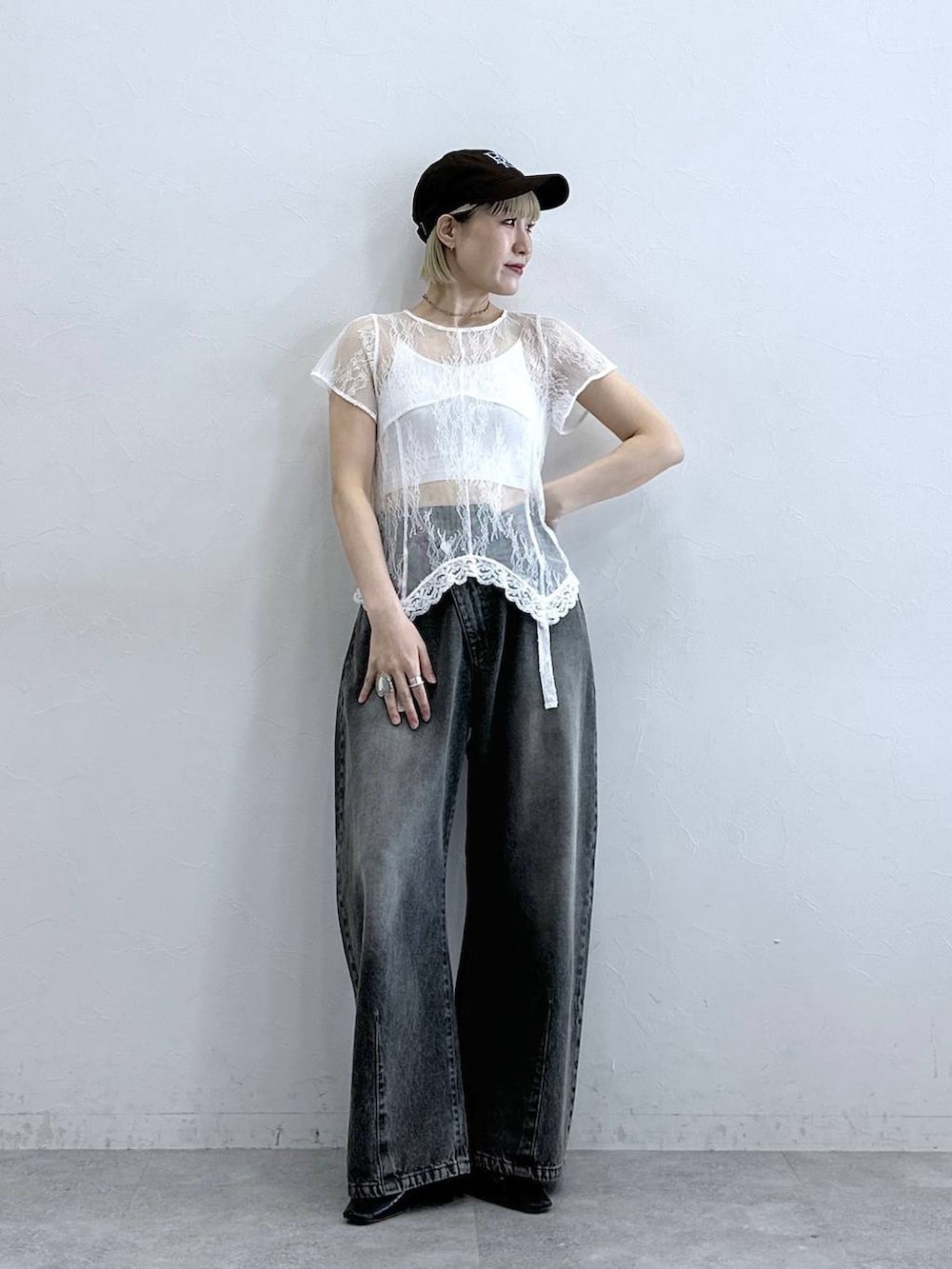 グレー系のデニムパンツ、ホワイト系のTシャツ/カットソー、ホワイト系のブラジャーを着用したレディースの夏コーディネートの3枚目の写真