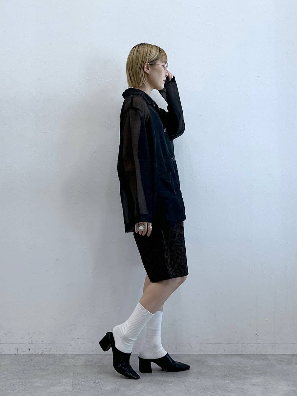 ブラック系のシャツ/ブラウスを着用したレディースの夏コーディネートの4枚目の写真