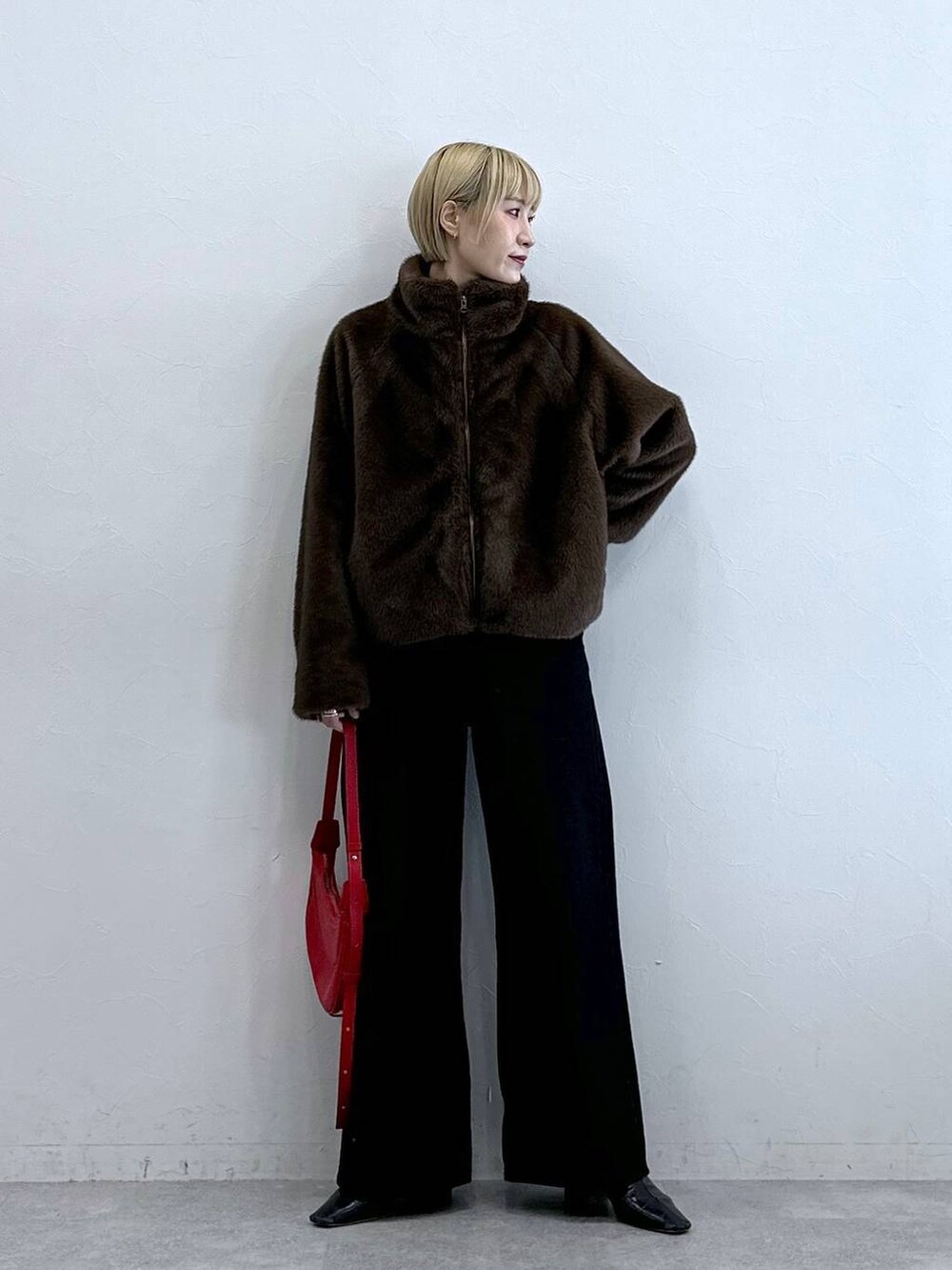 ブラック系のテーラードジャケット、ブラウン系のブルゾンを着用したレディースの秋コーディネートの3枚目の写真