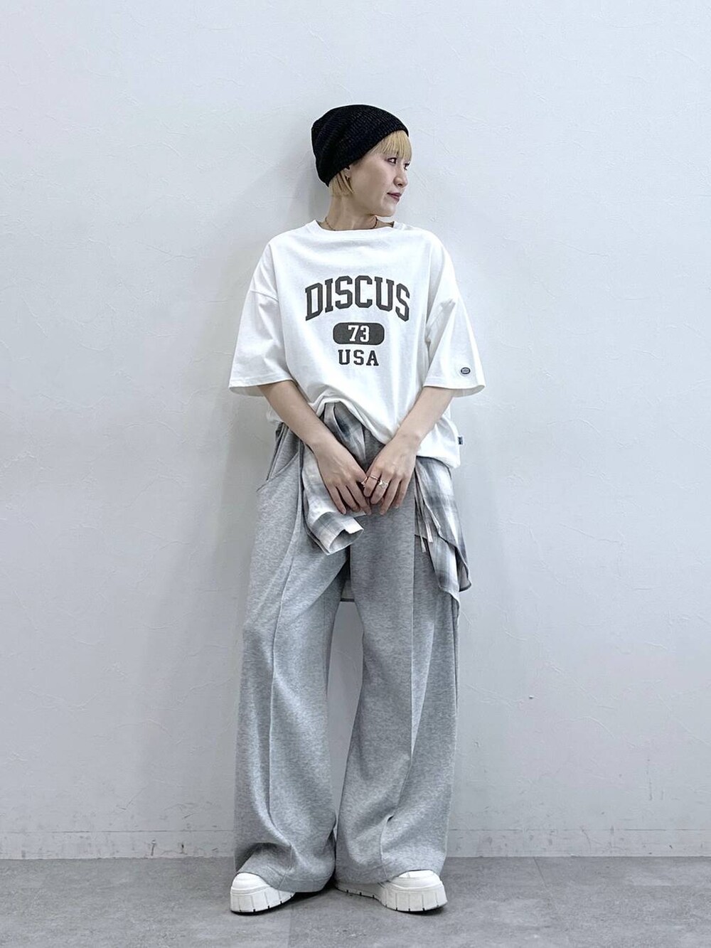 ホワイト系のTシャツ/カットソー、ブルー系のシャツ/ブラウス、グレー系のスウェットパンツを着用したレディースの春コーディネートの2枚目の写真