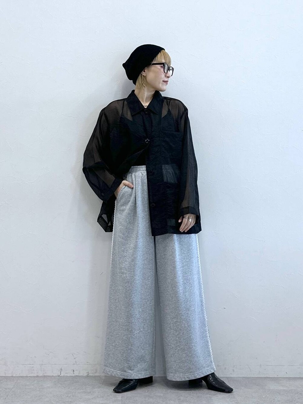 グレー系のスウェットパンツ、ブラック系のシャツ/ブラウス、ブラック系のニットキャップ/ビーニーを着用したレディースの夏コーディネートの5枚目の写真