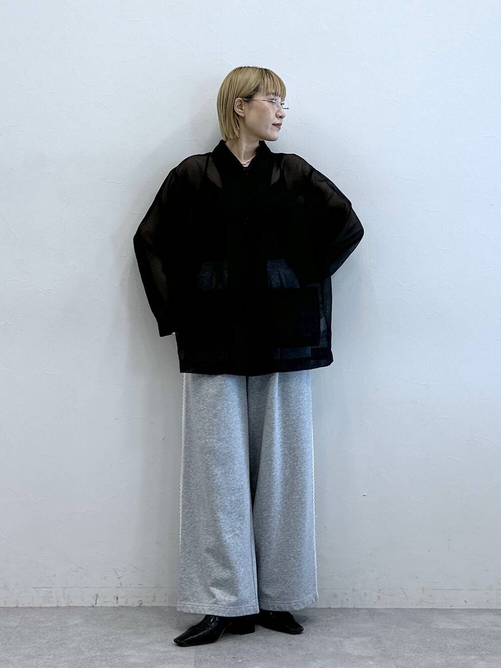 グレー系のスウェットパンツ、ブラック系のシャツ/ブラウスを着用したレディースの夏コーディネートの2枚目の写真