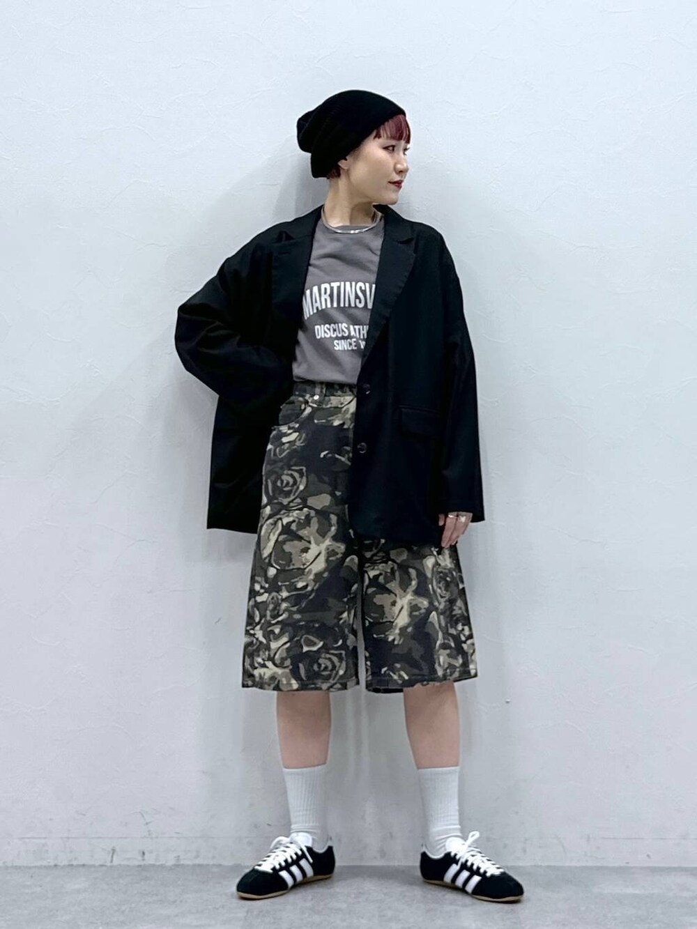 その他のデニムパンツ、ブラック系のテーラードジャケット、ブラック系のニットキャップ/ビーニーを着用したレディースの春コーディネートの2枚目の写真