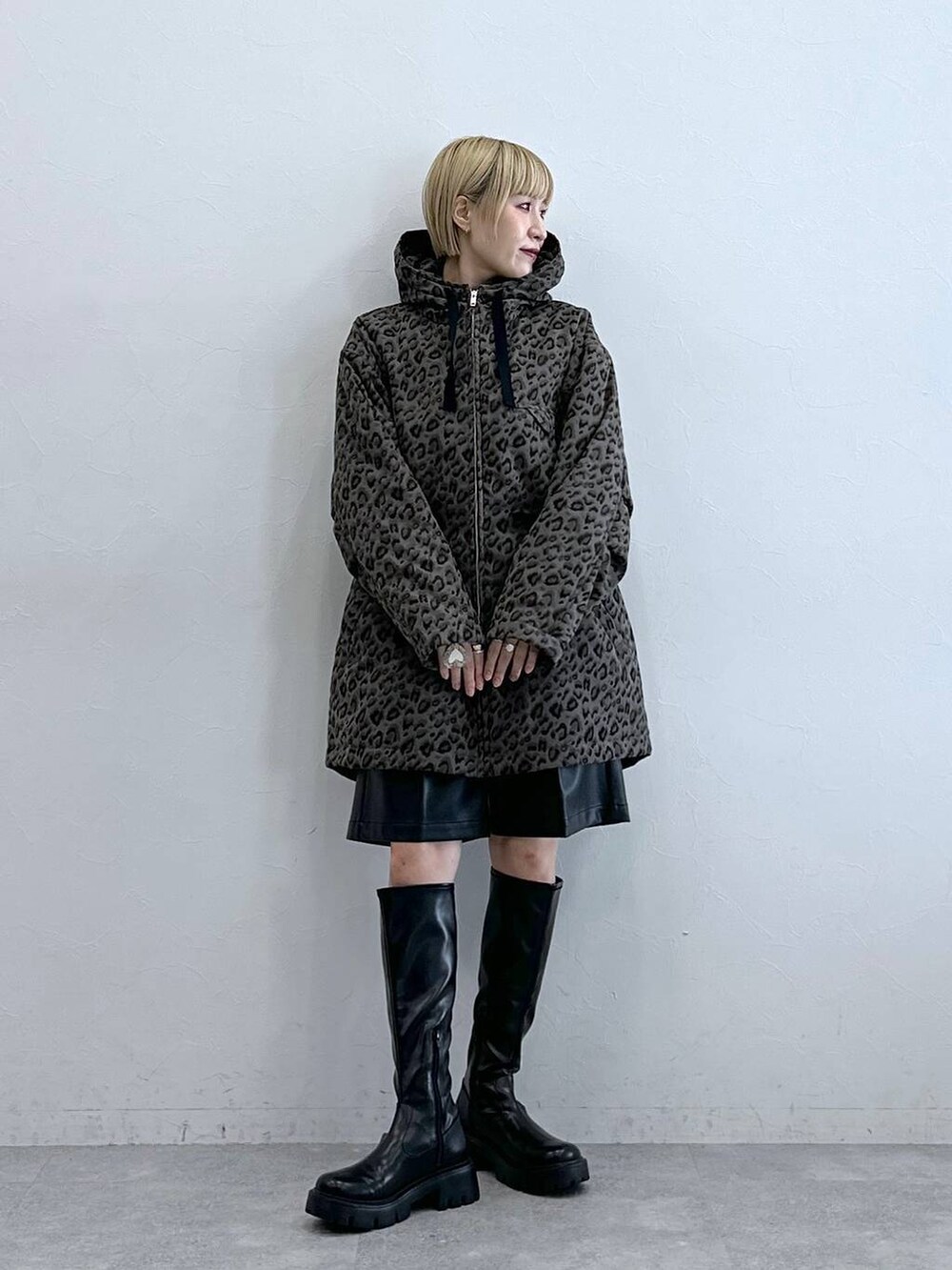 ブラック系のブーツ、ブラック系のスラックス、その他のダウンジャケット/コートを着用したレディースの秋コーディネートの3枚目の写真