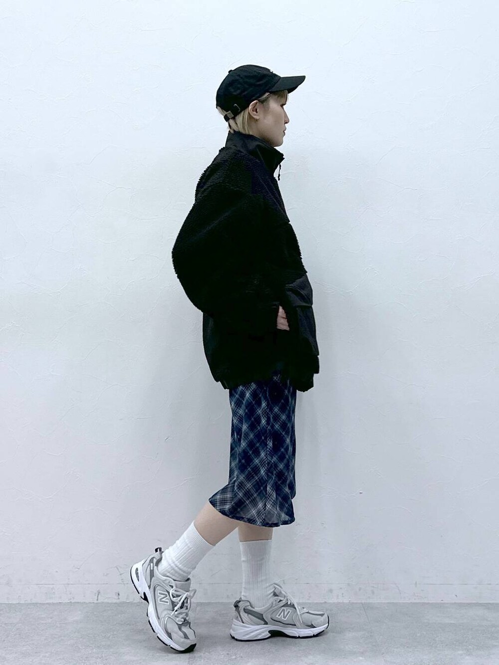 ブラック系のブルゾン、ブラック系のキャップを着用したレディースの冬コーディネートの3枚目の写真