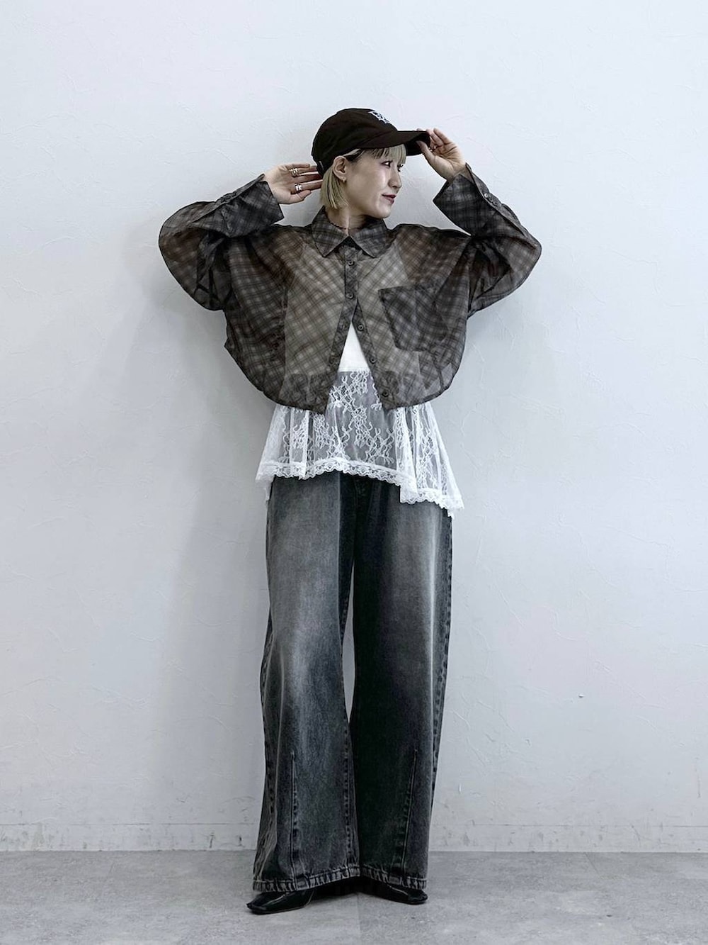 ブラウン系のシャツ/ブラウス、グレー系のデニムパンツ、ホワイト系のTシャツ/カットソーを着用したレディースの夏コーディネートの3枚目の写真