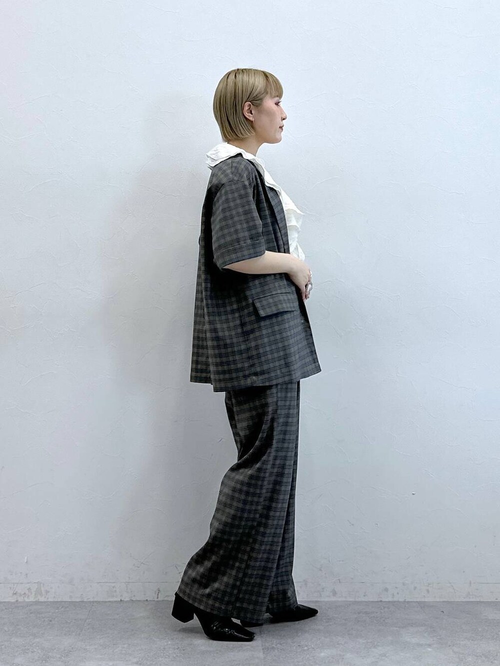 ホワイト系のシャツ/ブラウス、イエロー系のテーラードジャケット、イエロー系のスラックスを着用したレディースの夏コーディネートの6枚目の写真