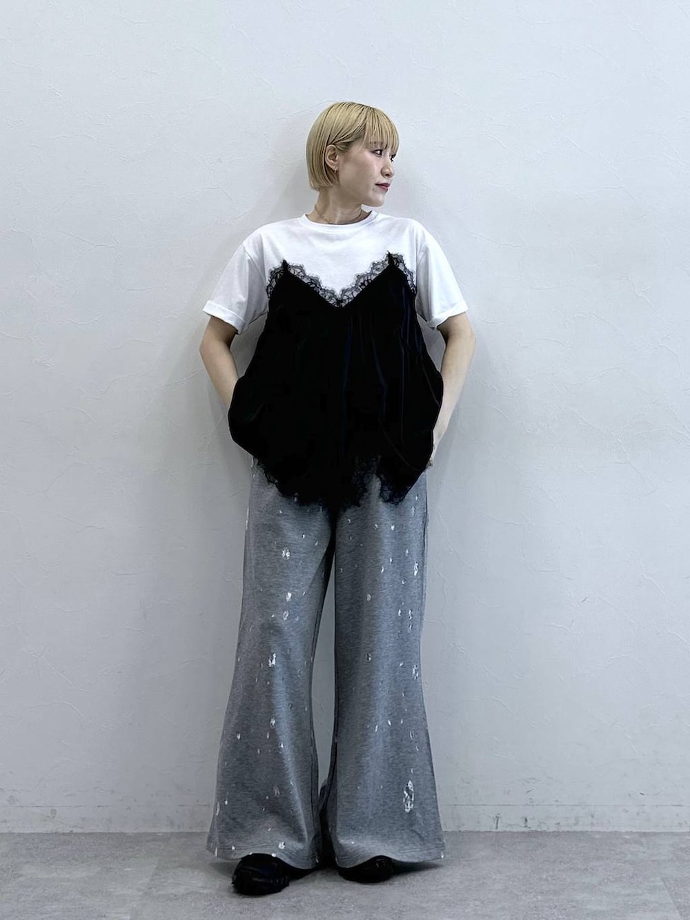 ホワイト系のTシャツ/カットソー、グレー系のスウェットパンツを着用したレディースの春コーディネートの3枚目の写真
