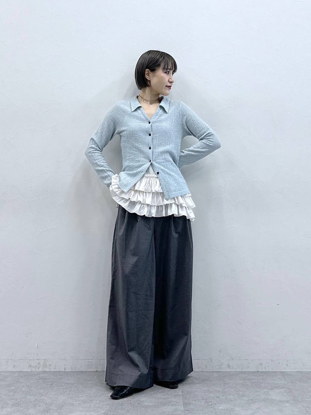 ホワイト系のキャミソール、グレー系のスラックス、ブルー系のカーディガン/ボレロを着用したレディースの春コーディネートの5枚目の写真