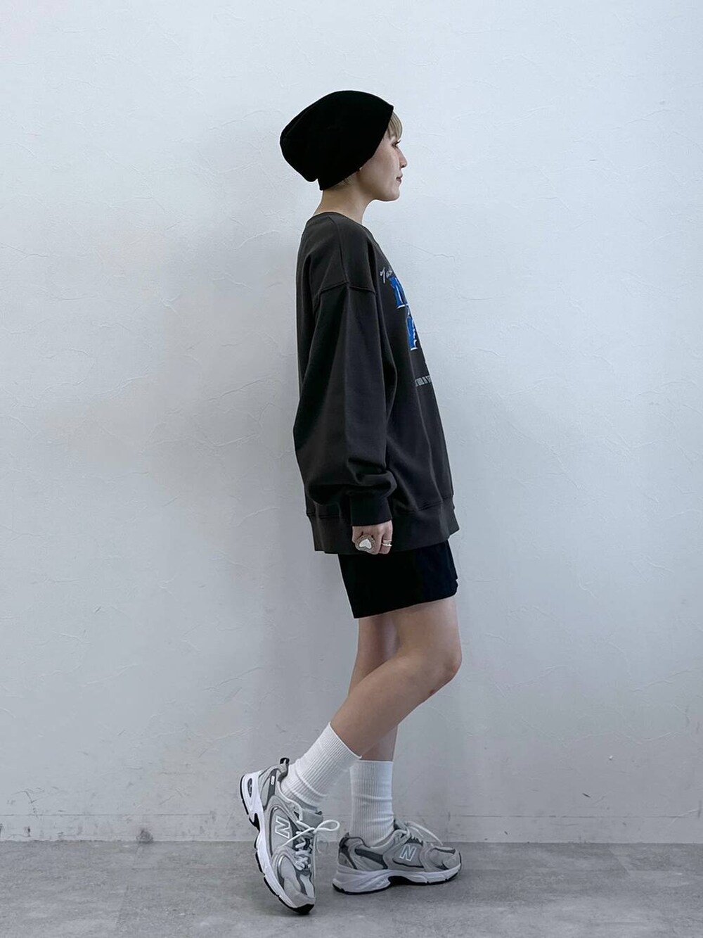 ブラック系のチノパンツ、ブラック系のスウェットを着用したレディースの冬コーディネートの3枚目の写真