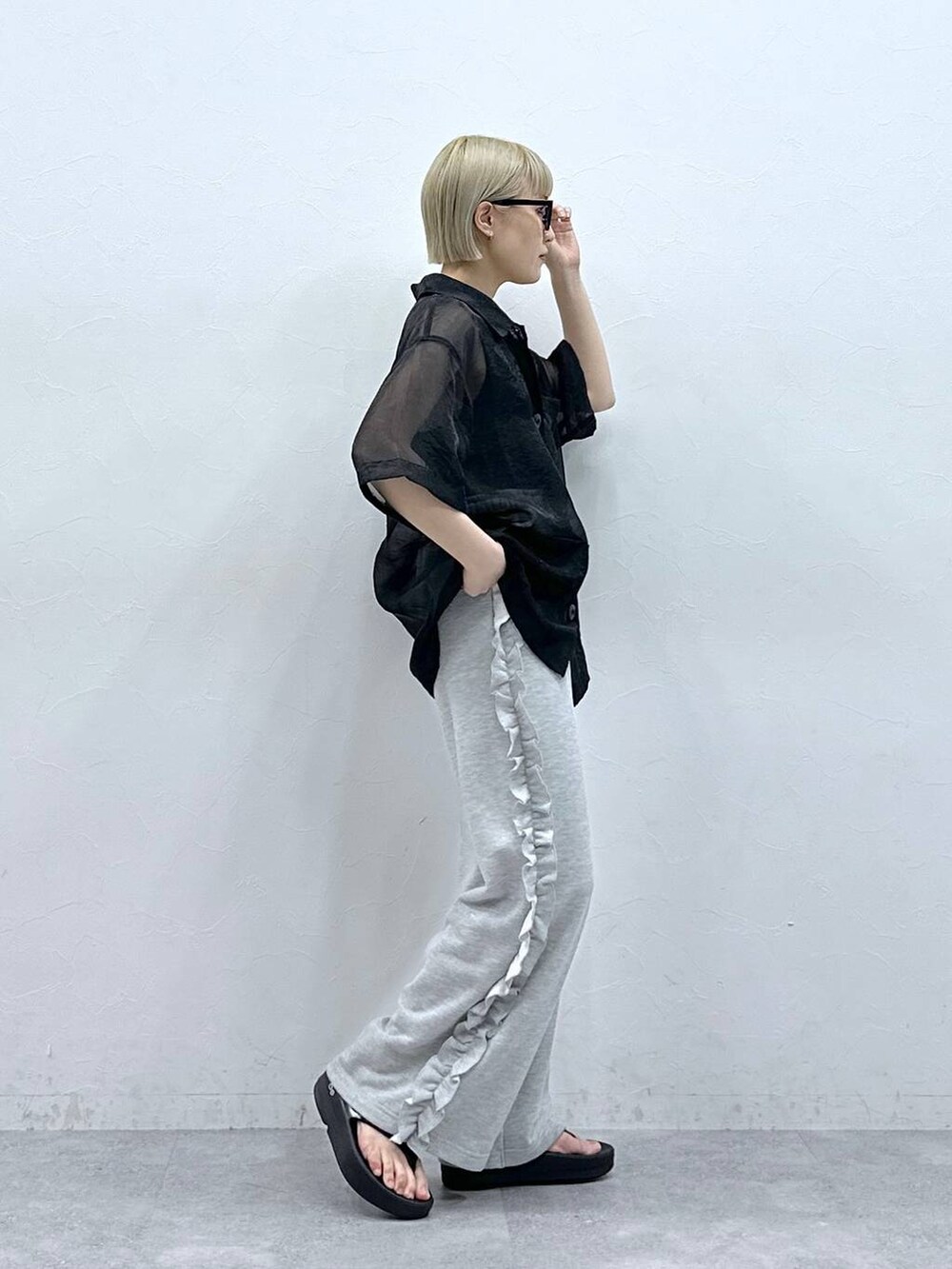 「RAGEBLUEのサイドフリル/ラメスウェットワイドパンツ（スウェットパンツ、グレー系）」を使った、たけおさん（レディース・157cm）の夏コーディネートの4枚目の写真