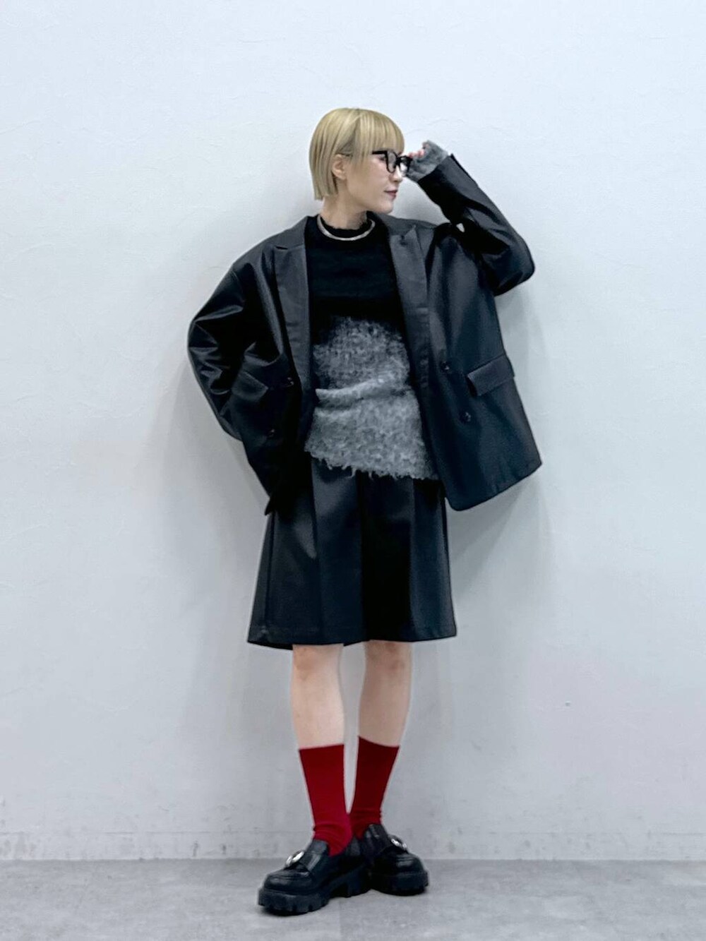 その他のローファー、ブラック系のスラックス、ブラック系のニット/セーターを着用したレディースの秋コーディネートの3枚目の写真