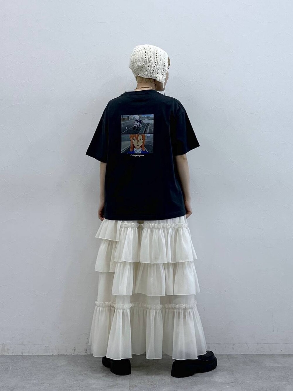 ブラック系のローファー、グレー系のTシャツ/カットソー、ホワイト系のスカートを着用したレディースの春コーディネートの2枚目の写真