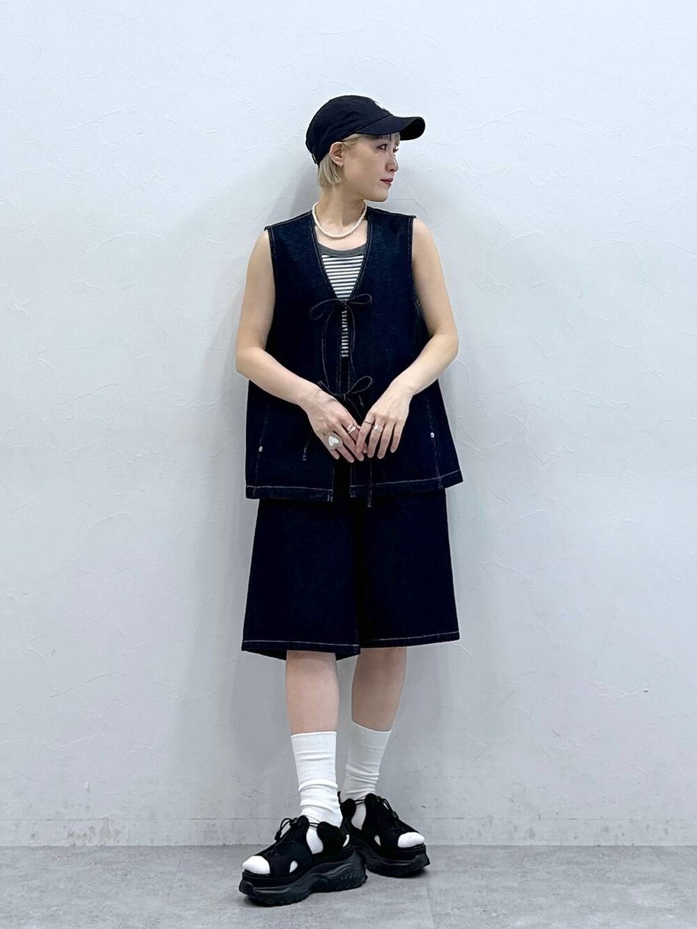 ブラック系のサンダル、グレー系のタンクトップ、ブルー系のベストを着用したレディースの夏コーディネートの2枚目の写真