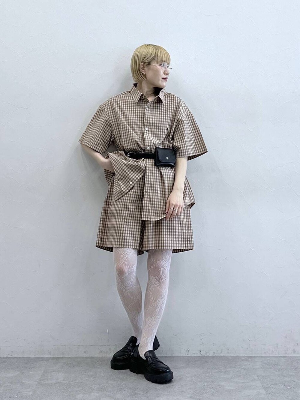ブラック系のローファー、ベージュ系のその他パンツ、ベージュ系のシャツ/ブラウスを着用したレディースの春コーディネートの4枚目の写真