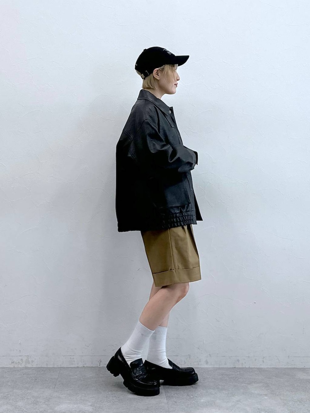 ブラック系のローファー、ブラック系のブルゾン、ブラウン系のニット/セーターを着用したレディースの秋コーディネートの5枚目の写真