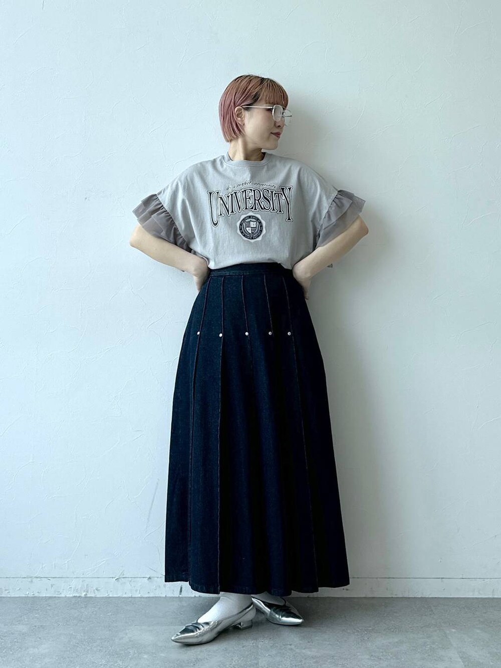 ブルー系のデニムスカート、グレー系のTシャツ/カットソー、ブラック系のメガネを着用したレディースの春コーディネートの3枚目の写真