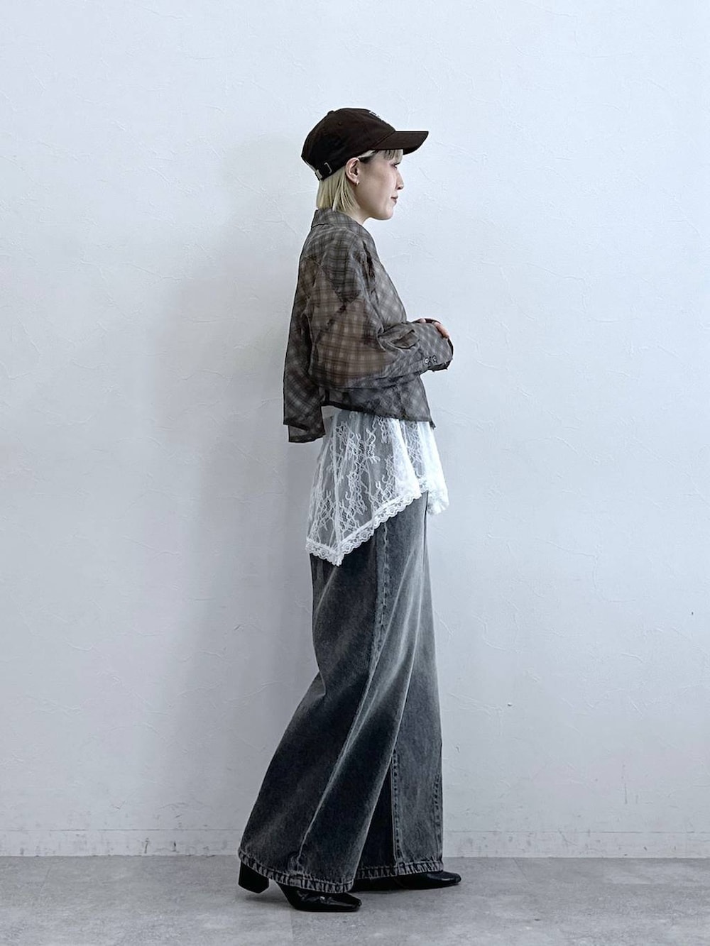 ブラウン系のシャツ/ブラウス、グレー系のデニムパンツ、ホワイト系のTシャツ/カットソーを着用したレディースの夏コーディネートの4枚目の写真