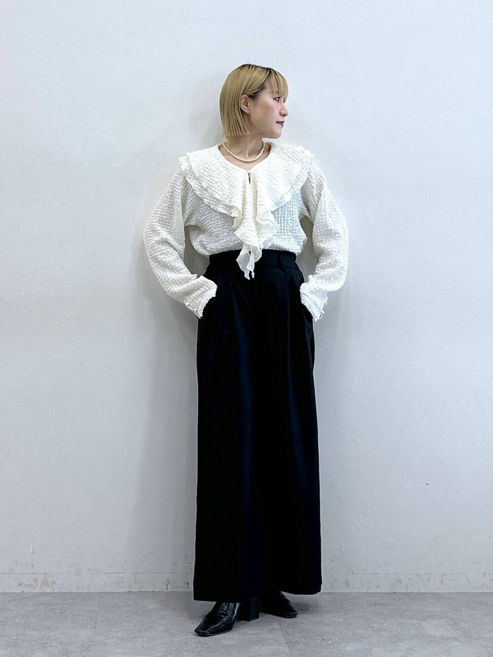 ブラック系のテーラードジャケット、ホワイト系のシャツ/ブラウスを着用したレディースの夏コーディネートの3枚目の写真