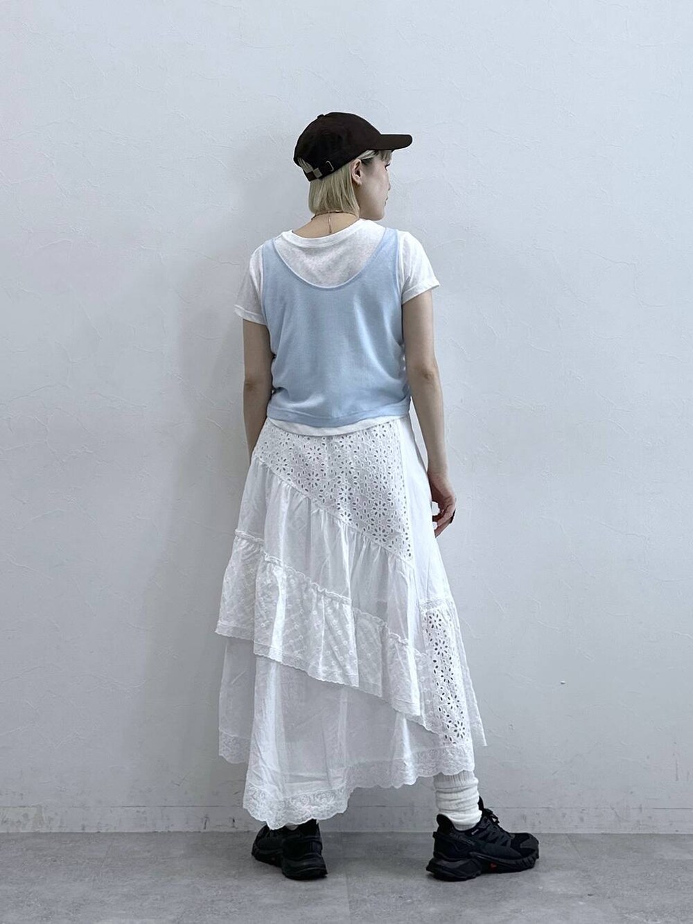 ホワイト系のスカート、ホワイト系のTシャツ/カットソー、ブラウン系のキャップを着用したレディースの夏コーディネートの5枚目の写真